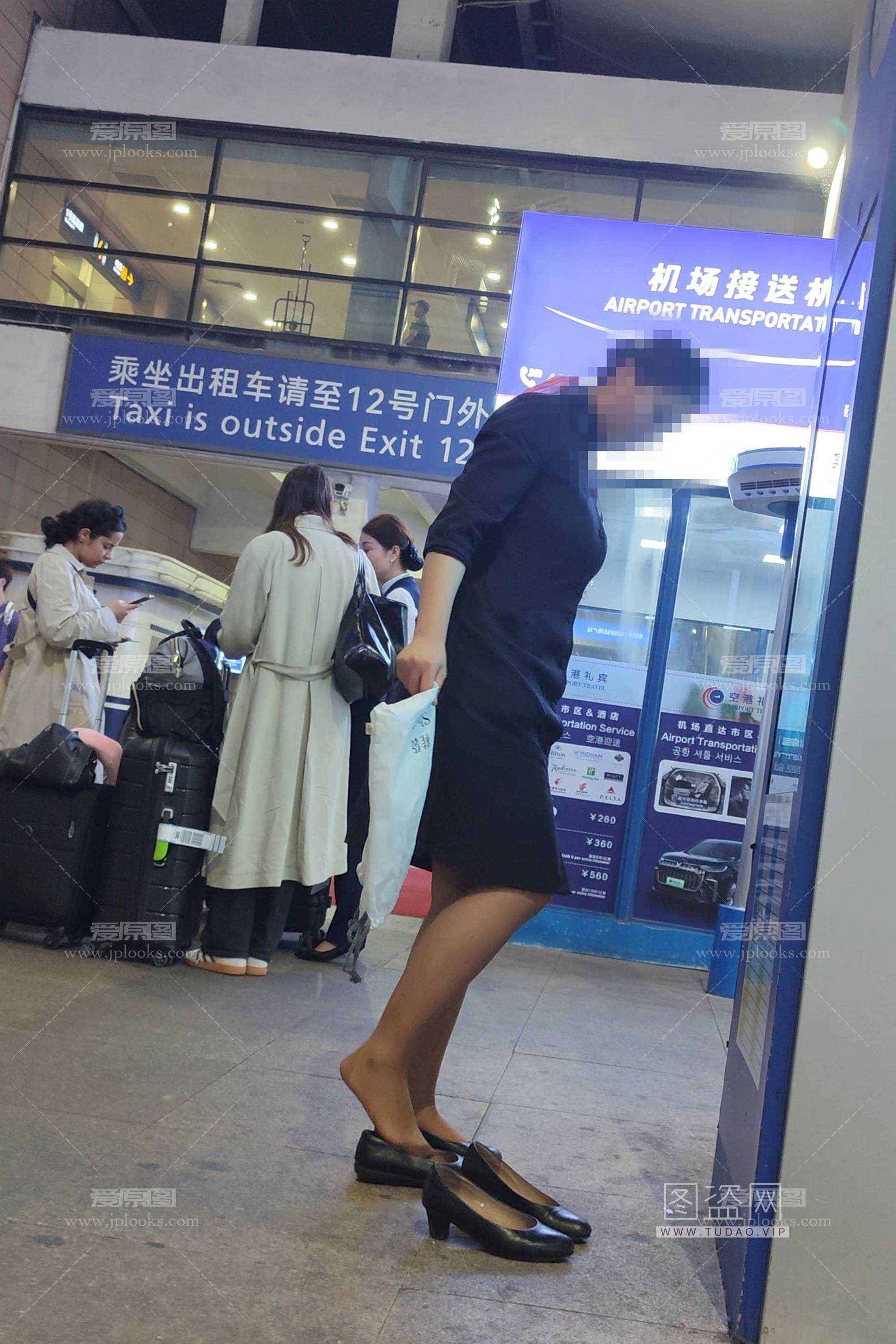 视频机场罕见东航成熟乘务长金棕丝换鞋 (1).jpg