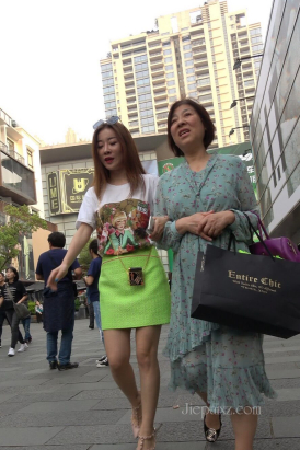 4K - 街拍陪母亲逛街的绿色群小姐姐 [2.14 GB/MP4]