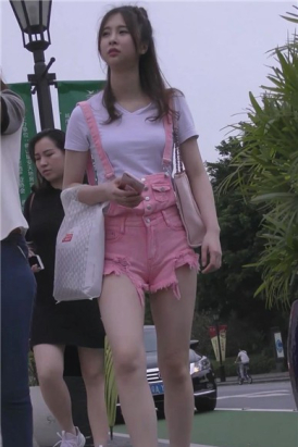 街拍超级粉嫩热裤小清新颜值小姐姐 [859 MB]