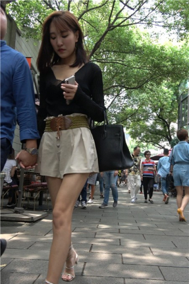 V领低胸黑色蕾丝衣精致街拍美女 [609 MB]