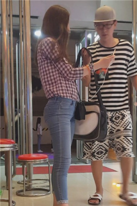 街拍翘臀蓝牛紧身外国MM [1.56 GB]