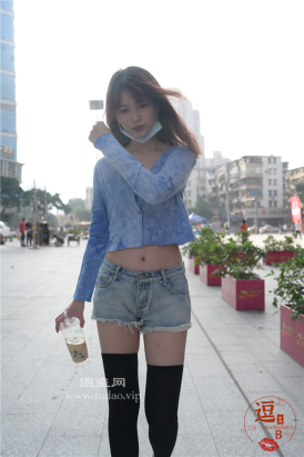 编码2308黑丝美腿热裤美脚