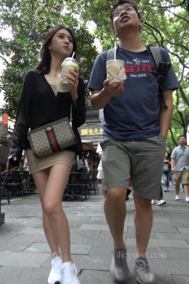 4K - 街拍超短包臀短裙小妹 [1.39 GB/MP4]