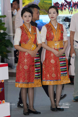 25空姐展会-藏族空姐的藏袍下闪亮的深灰丝是不是真空呢