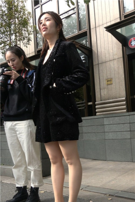 高贵气质街拍丝袜美腿成熟美女 [736 MB/MP4]