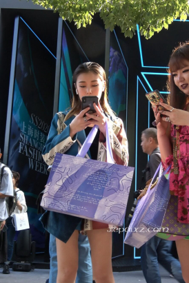 4K - 性感大长腿街拍美女姐姐 [1.88 GB/MP4]