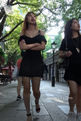 4K - 街拍黑色短裙街拍高跟美女 [1.36 GB/MP4]