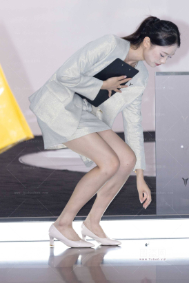 LB454-86P 成都车展-岚图展台的白嫩礼仪小妹