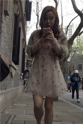 4K - 网红爆款高跟鞋连衣裙街拍美女 [466 MB]