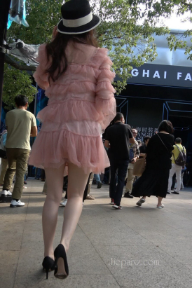 4K - 粉粉连衣裙街拍高跟美女 [617 MB/MP4]