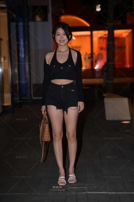 搭讪街拍黑色热裤美腿小姐姐