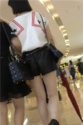 4K-白衬衫黑裤街拍白皙美腿性感少妇 [815 MB]