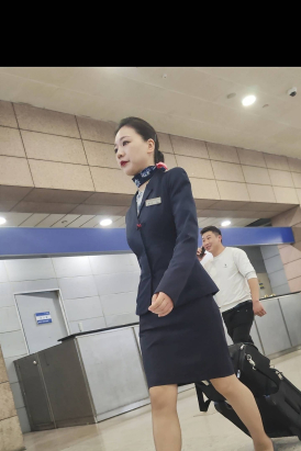 4k视频机场偶遇东航两位空姐下班制服经典浅棕色丝职业韵味
