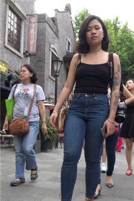 4K 街拍黑色吊带衫紧身蓝牛性感美女 [1.31 GB]