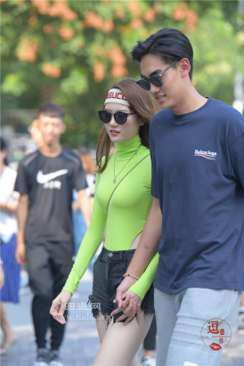 编码2329热裤美腿白嫩小姐姐