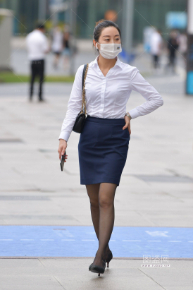 25420-4=52√白衬衫细高跟黑丝职工