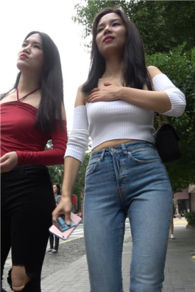 4k超清，街拍一字抹胸甜美紧身蓝牛美女 [2.74 GB]