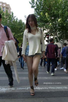 4K - 街拍牛仔热裤街拍高跟性感美女 [1.69 GB/MP4]