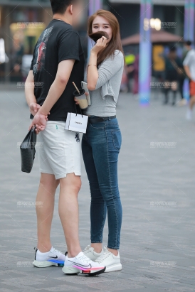 紧身牛仔裤女友