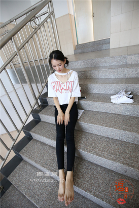 编码0075黑色紧身裤灰色短裙美脚