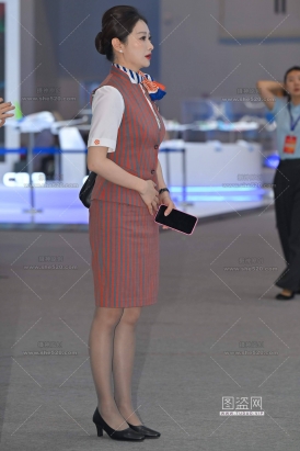 26917-42-68√奥凯航空-俩空姐准备下班了