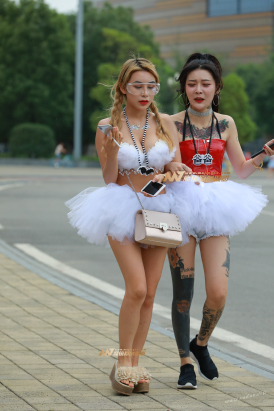 【视觉冲击赛帖】性感低胸，两个白天鹅