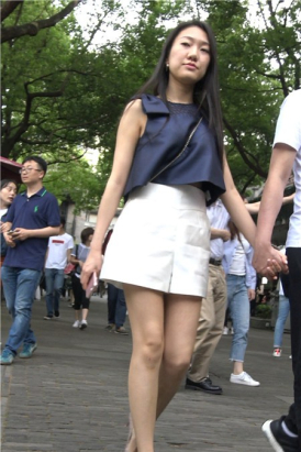 4K-白色短裙街拍美腿美足性感女神姐姐 [1.30 GB]