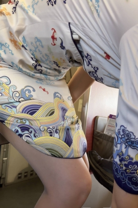 海航空姐制服灰丝机上安全演示旗袍开衩侧视角
