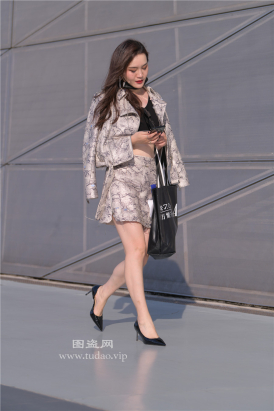 编码2165短裙美腿高跟韵味少妇