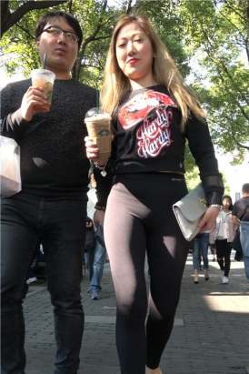 4K - 街拍紧身弹力裤性感黄色高跟鞋美女 [770 MB ]