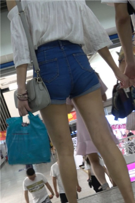 4k-高腰牛仔热裤白衬衫高挑街拍美腿 [975 MB]