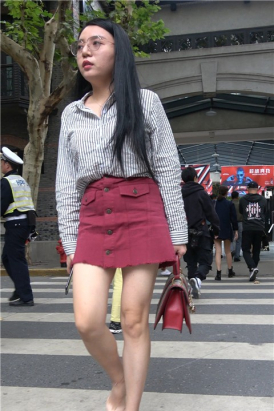 4K - 成熟韵味红裙米色高跟鞋美腿街拍美女 [1.11 GB]