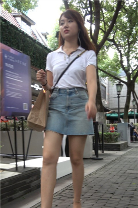 4K 漂亮的牛仔裙白衬衫美女姐姐自信满满