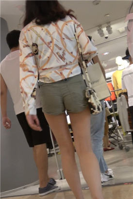 4K - 性感热裤大长腿气质街拍美女陪闺蜜逛商场 [479 MB]