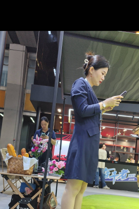 4k视频这样的汽车销售经理肉丝细高跟更有韵味