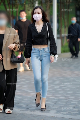 【玻璃街拍】紧牛美眉