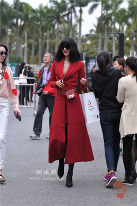 编码2228红色长风衣美腿短发御姐