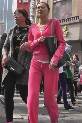 街拍粉色运动装美女，这种装扮很吸引人 [932 MB]