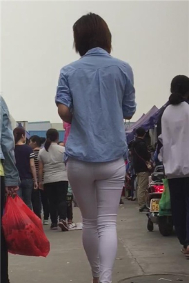 街拍紧俏美臀白裤短发女孩 [825 MB]