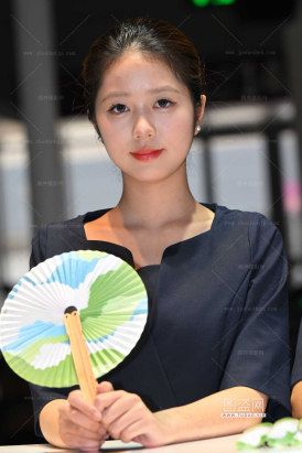 2561-73-40√不晓得是哪个展台的礼仪呢