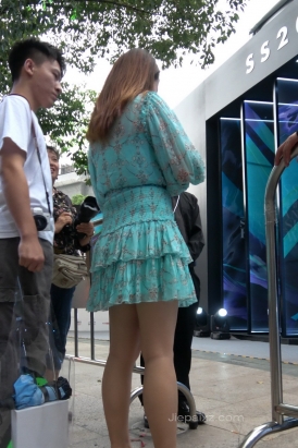 4K - 街拍拼接裙性感高跟美妇 [850 MB/MP4]