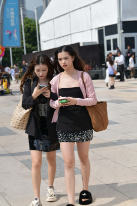 抹胸短裙气质小妹