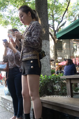 4K - 短裤大长腿街拍高跟美女 [2.41 GB/MP4]