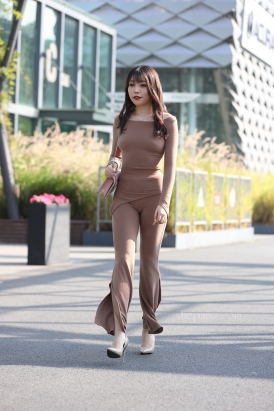 棕色衣服美女 【套图+视频】