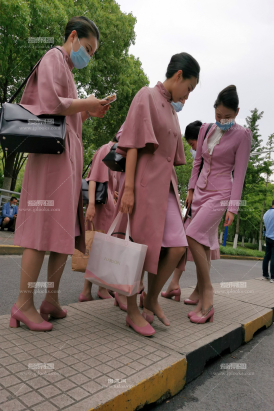 罕见震撼吉祥航一大波空姐超薄灰si脱鞋互相试穿