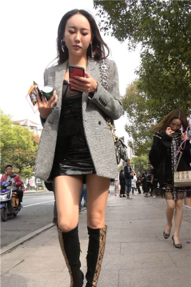 又见一位蟒蛇皮长靴美女 [1.17 GB/MP4]