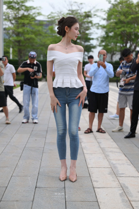 气质牛仔裤美女 （敏敏）