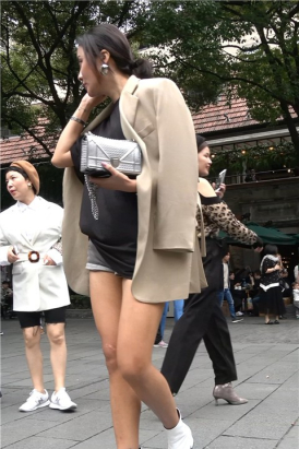 街拍美腿美女大姐大 [1.84 GB/MP4]