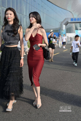 吊带红裙高挑美女