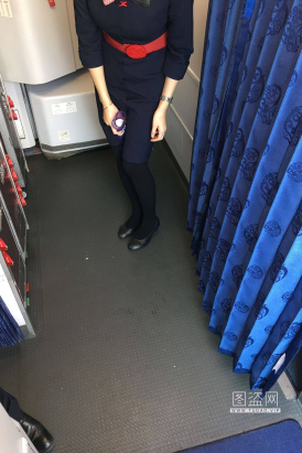 只拍最真实的视角-东航换鞋漏长筒袜脚-机上第一季